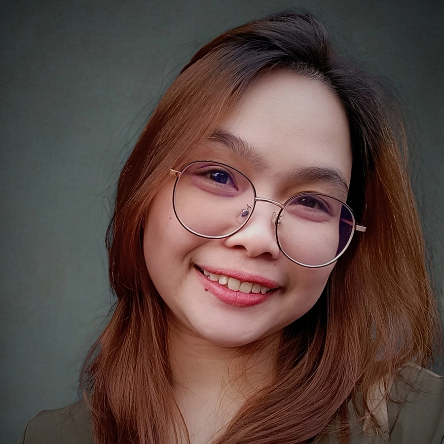 JOs headshot - cropped Jona